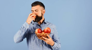 Rüya gibi suratı olan çiftçi kırmızı elma kokuyor. Çiftçilik ve ekinler