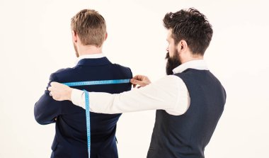 İş adamı, müşteri, terzi salonu. Terzi ölçüleri geri geldi.,