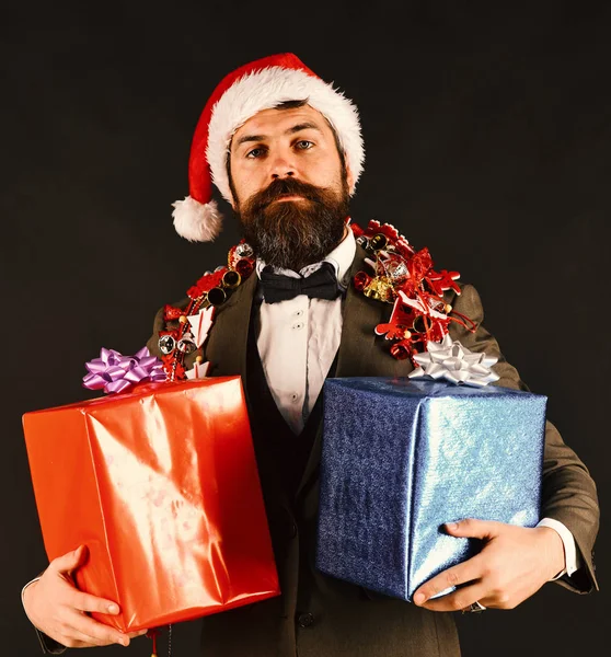 Uomo d'affari che celebra la festa di Natale su sfondo marrone. — Foto Stock