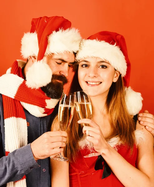 Uomo con barba e donna con facce sorridenti sul rosso — Foto Stock