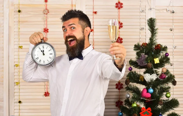 Homem de festa com cara feliz na sala festiva. Conceito de celebração — Fotografia de Stock