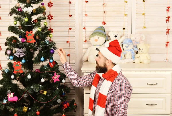 L'uomo con la barba decora l'albero di Natale. Festival e decorazione — Foto Stock