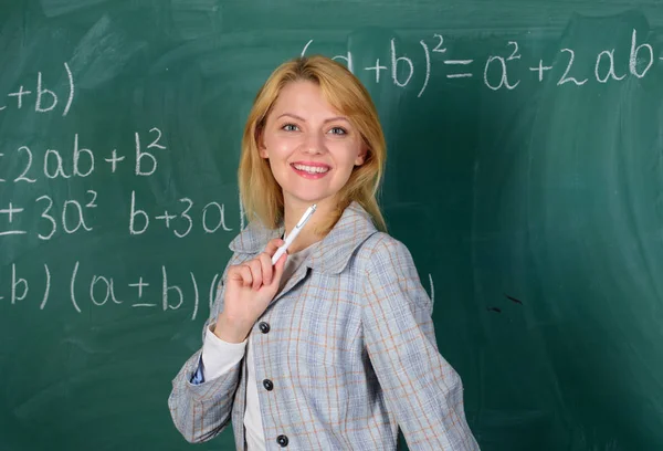 Wanita tersenyum latar belakang papan tulis kelas pendidik. Kondisi kerja guru. Dia menyukai pekerjaannya. Kembali ke konsep sekolah. Kondisi kerja yang harus dipertimbangkan calon guru — Stok Foto