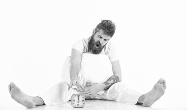 Pijama ve saati açmak için deneyin oturan adam