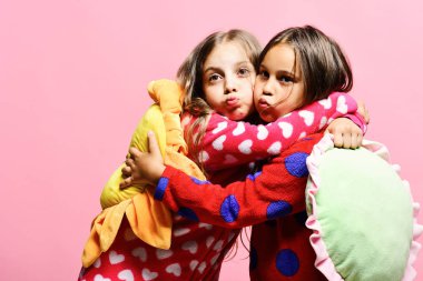 Komik suratlar çocuklarla hava öpücük yapmak ve yastıklar tutun