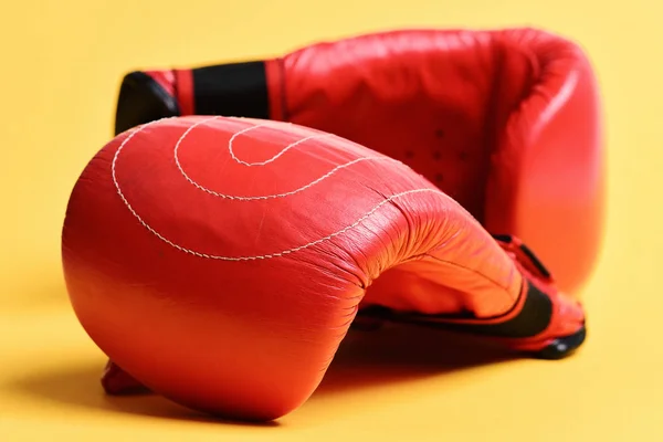 Equipo de caja de cuero para lucha y entrenamiento. Protección y resistencia —  Fotos de Stock