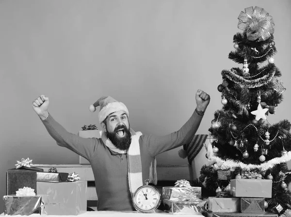 Vacances d'hiver et concept de célébration. Père Noël cadeaux décorés arbre de Noël — Photo