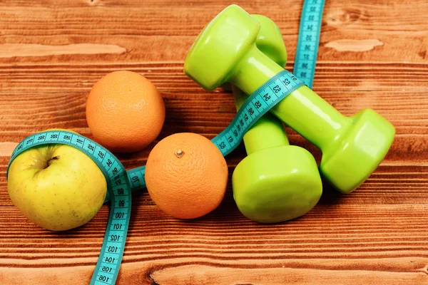 健康的な食事の概念ダンベル重量測定テープ、フルーツ — ストック写真