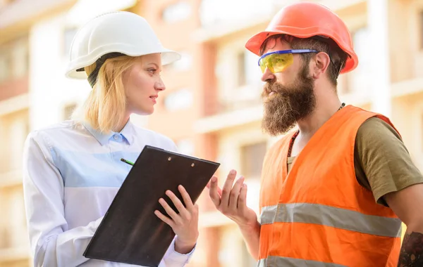 Foreman estabeleceu fornecimento de materiais de construção. Especialista e construtor comunicar sobre o fornecimento de materiais de construção. Indústria da construção. Conceito de negócio bem sucedido. Compra de materiais de construção — Fotografia de Stock