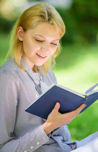 Die besten Selbsthilfebücher für Frauen. Bücher, die jedes Mädchen lesen sollte. Mädchen interessiert sitzen Park lesen Buch Natur Hintergrund. Lesen inspirierender Bücher. Frauenliteratur. Freizeit- und Hobbykonzept — Stockfoto
