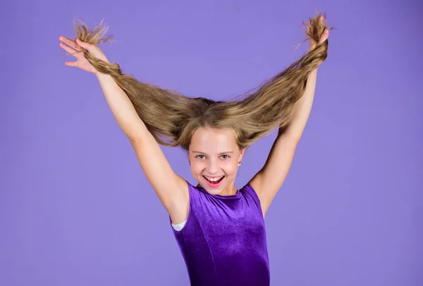 Ragazza con i capelli lunghi usura vestito su sfondo viola. Acconciatura per ballerina. Come fare l'acconciatura ordinata per il bambino. Cose che devi sapere sull'acconciatura da ballo da sala. Sala da ballo latino-americani acconciature danza — Foto Stock