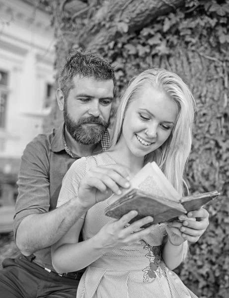 Verliebtes Paar, Lehrer und Schüler lesen, — Stockfoto