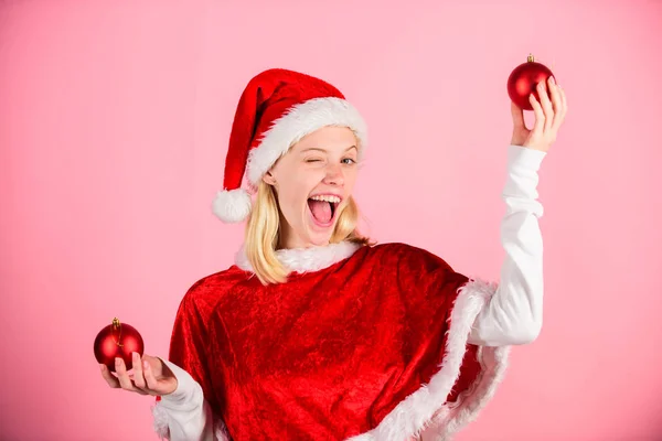 Laat veel plezier. Favoriete tijd jaar kerst. Meisje gelukkig slijtage santa kostuum vieren Kerstmis greep bal decor roze achtergrond. Prettige kerstdagen en gelukkig Nieuwjaar. Kerst voorbereiding concept — Stockfoto