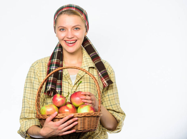 Женщина садовник деревенский стиль держать корзину с яблоками урожай на белом фоне. Концепция сбора урожая. Женщина веселая носить корзину с натуральными фруктами. Фермер или садовница гордится своим урожаем
