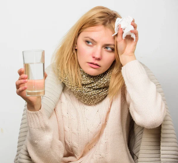 여자 음료 물 약을 복용. 두통 및 감기 구제입니다. 독감과 감기 개념입니다. 여자 tousled 머리 스카프 보류 조직. 감기 치료에 대 한 지침입니다. 감기를 제거 하는 약물을 복용 — 스톡 사진