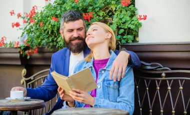 Sakal ve sarışın kadın kucaklaşmak romantik tarih üzerinde olan adam. Romantik kavramı. Çift flört romantik tarih kitabını okudum. Aşk ve flört. Ortak çıkarlar. Aşık çift kafe Teras otur. Romantik tarih
