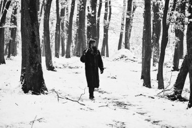 Kürk ceket omuz balta ile ormandaki adam