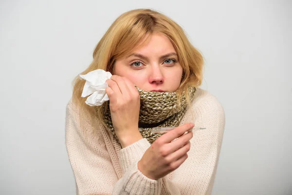 De symptomen van de griep van de temperatuur. Vrouw voelt zich slecht vanwege koorts. Nodig medicatie voor koorts. Meisje in sjaal greep thermometer en weefsel close-up. Meet temperatuur. Koorts concept. Pauze koorts remedies — Stockfoto