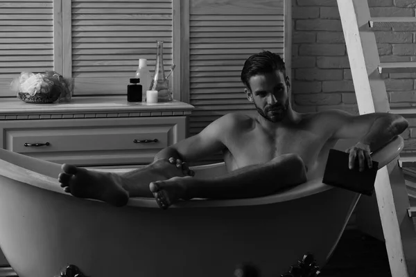 सेक्स और आराम अवधारणा: बाथटब में किताब के साथ आदमी — स्टॉक फ़ोटो, इमेज