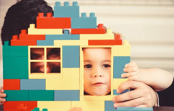 Niño y hombre con antecedentes desenfocados. Papá y niño — Foto de Stock