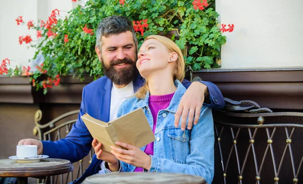 Homem com barba e mulher loira abraçar em encontro romântico. Conceito de romance. Casal flertando romântico data ler livro. Amor e namoriscar. Interesses comuns. Casal apaixonado sentar terraço café. Data romântica — Fotografia de Stock