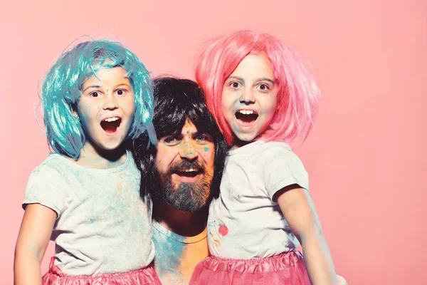 Schoolmeisjes en man met baard hebben verf vlekken op gezichten — Stockfoto