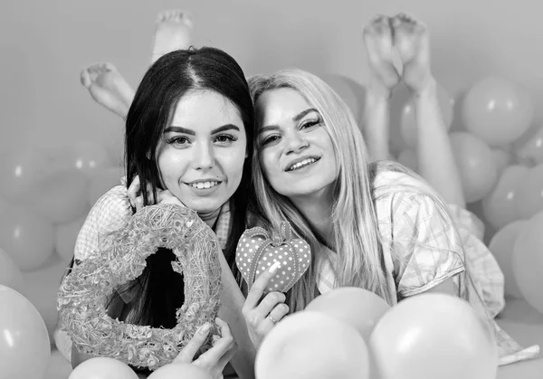 Kızlar Balonlar Yatıyordu Kalp Oyuncaklar Pembe Arka Plan Almıştır Sevgililer — Stok fotoğraf