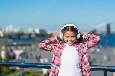 Her yerde müziğin tadını çıkar. Dinlemeyi hak eden en iyi müzik uygulamaları. Kız çocuk açık havada modern kulaklıklarla müzik dinler. Bedavaya dinle. Müzik ailesi aboneliğini al. Milyonlarca şarkıya erişim