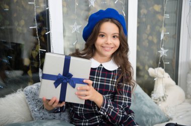 küçük kız çocuk xmas hediyesi seviyor. Noel. Çocuk tatil keyfini çıkarın. Yeni Yılınız Kutlu Olsun. Noel mutlu küçük kız. Xmas önce sabah. Yeni yıl tatili. Noel birlikte