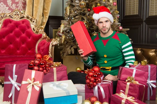 Soy un gran fan de la Navidad. El tipo está celebrando la Navidad en casa. El hombre con sombrero de santa celebrar regalos de Navidad. Hombre feliz con cajas de regalo de Navidad. Entrega regalos de Navidad. Es la temporada de dar — Foto de Stock