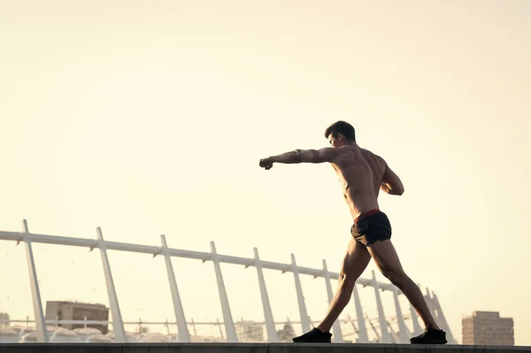 Sportsman med muskulös kropp på vit himmel — Stockfoto