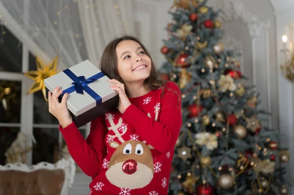 Navidad. El chico disfruta de las vacaciones. La mañana antes de Navidad. Vacaciones de año nuevo. Feliz año nuevo. niña le gusta regalo de Navidad. Pequeña chica feliz en Navidad. Composición de Navidad —  Fotos de Stock