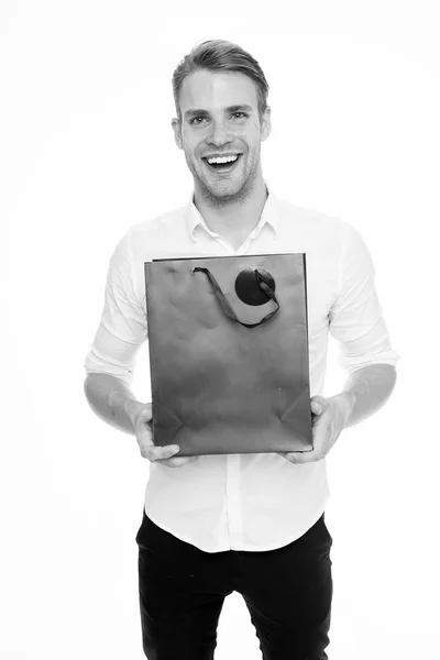 C'est pour toi. Le gars satisfait offre un cadeau de sac. Homme heureux offre l'achat de paquet. Service de livraison. Il achète des vêtements en ligne. Concept d'achat en ligne. Profitez des avantages achats en ligne et livraison — Photo