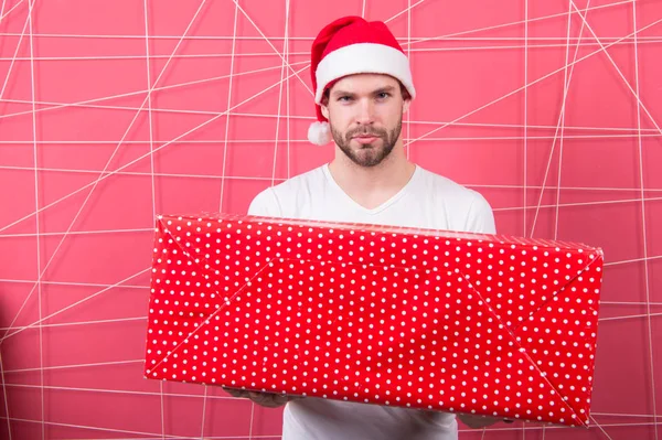 På morgonen innan Xmas. leverans julklappar. man njuta av semestern. mannen i santa hatt hålla julklapp. God jul och god jul. Ljusa minnen — Stockfoto