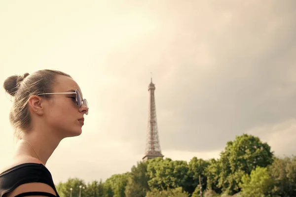 Dívka při pohledu na Eiffelovu věž v Paříži, Francie — Stock fotografie