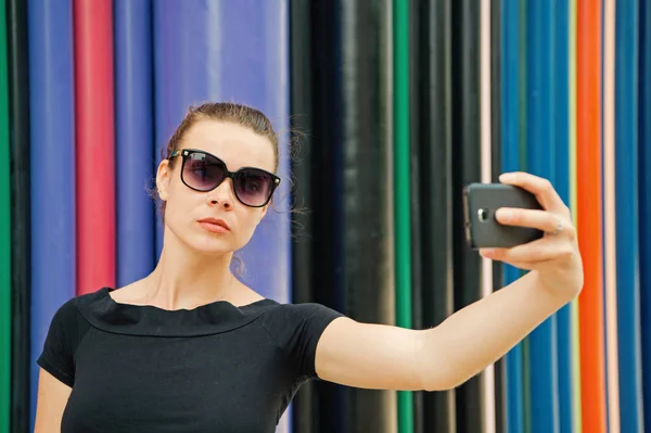 Piękna kobieta twarz z sunglusses robi selfie — Zdjęcie stockowe