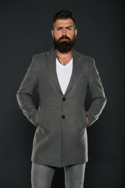 mükemmel görünürdü. Acımasız adam kendinden emin ve yakışıklı. Sakallı adam. Saç ve sakal bakım. Erkek kuaför bakım. Olgun hippi sakallı. şık saç sakal saç kesimi getting ile tıraşsız adam