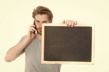 adam akıllı telefon ve yazı tahtası