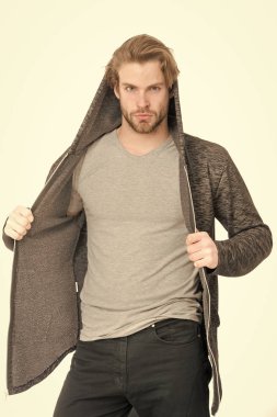 Sakal ve şık saç adam.