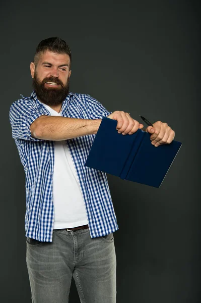 Wütender Mann hasse das Lesen. Krank und müde. Haar- und Bartpflege. männliche Friseurpflege. Reifer Hipster mit Bart. selbstbewusster und gut aussehender brutaler Mann. bärtiger Mann. Mann bricht das Buch. Zurück zur Schule — Stockfoto