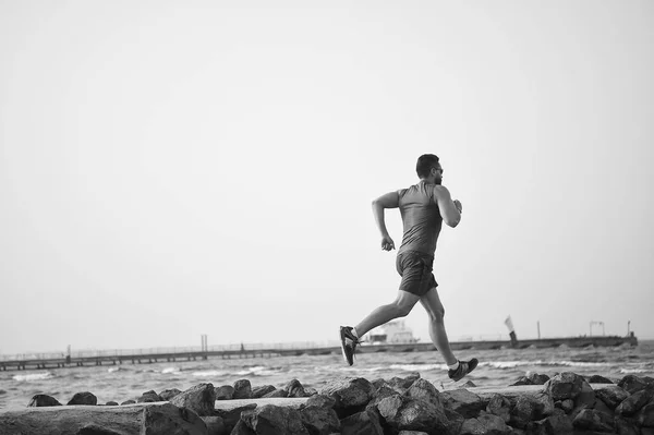 Corre hacia el éxito. éxito en el deporte del hombre ejecutar. salir a correr. lleno de energía. éxito de deportista. corredor va a tener éxito, espacio de copia . — Foto de Stock