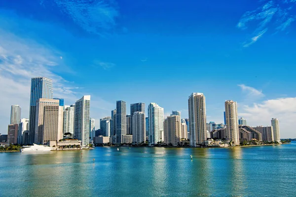 Miami wolkenkrabbers met blauwe bewolkte hemel, boot varen, luchtfoto — Stockfoto