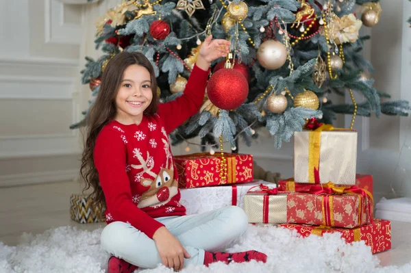 Pequeña chica feliz en Navidad. niña le gusta regalo de Navidad. Feliz año nuevo. Navidad. El chico disfruta de las vacaciones. La mañana antes de Navidad. Vacaciones de año nuevo. Ven Santa Clause y no te demores — Foto de Stock