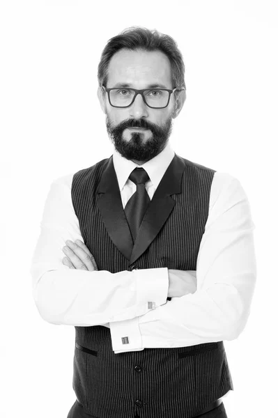 La confianza como habilidad importante. Consejos de éxito para hombres de negocios. Confiado y exitoso. Las gafas de vestir formales clásicas de hombre de negocios tienen las manos cruzadas en el pecho. El comportamiento empresarial debe ser seguro — Foto de Stock