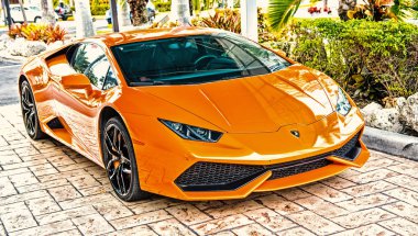 Supercar Lamborghini Aventador turuncu