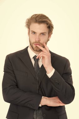 İş ve başarı. Adam beyaz izole resmi kıyafeti. Yöneticisi üzerinde ciddi bir yüz sakallı. İşadamı veya CEO'su siyah ceketli. Moda ve güzellik.