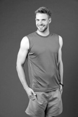 Menekşe arka plan maço gülümseme. Mutlu sporcu spor giyim. Zinde ve kendinden emin. Sağlıklı yaşam için kişisel antrenör. Diyet. Spor moda eğitim ve egzersiz için. Fitness ve sağlıklı yaşam