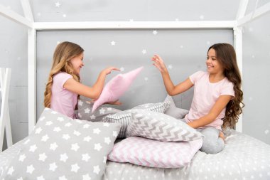 Akşam eğlenmek için zaman. Pijama partisi fikirler. Kızlar mutlu en iyi arkadaş veya eşi şirin şık Pijama yastıklar pijama partisi ile. Sisters yastık yatak odası parti çal. Yastık Dövüşü pijama partisi