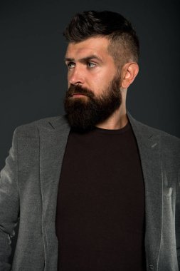 mükemmel bir şekil almak. Olgun hippi sakallı. Acımasız adam kendinden emin ve yakışıklı. Sakallı adam. Erkek kuaför bakım. Saç ve sakal bakım. şık saç sakal saç kesimi getting ile tıraşsız adam