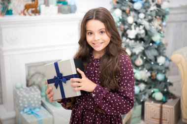 Yeni Yılınız Kutlu Olsun. Noel. Çocuk tatil keyfini çıkarın. Noel mutlu küçük kız. Xmas önce sabah. Yeni yıl tatili. küçük kız çocuk xmas hediyesi seviyor. Mutlu anları yakalama